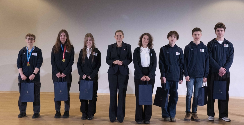 Magdalena Grabysz z klasy 3b na spotkaniu Minister Edukacji Barbarą Nowacką 