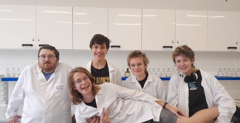 Zajęcia laboratoryjne pt. "Jak zachodzi chemiczny kameleon i inksze gryfne reakcje chemiczne?"